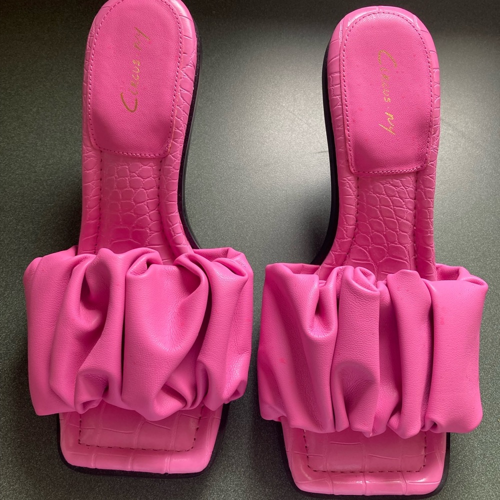 Perfect Barbie! Pink alligator print heels by Circus. NY by Sam Edelman size 10